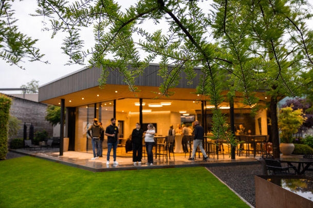 Inside im «gartenpavillon» der gartenbaumann AG