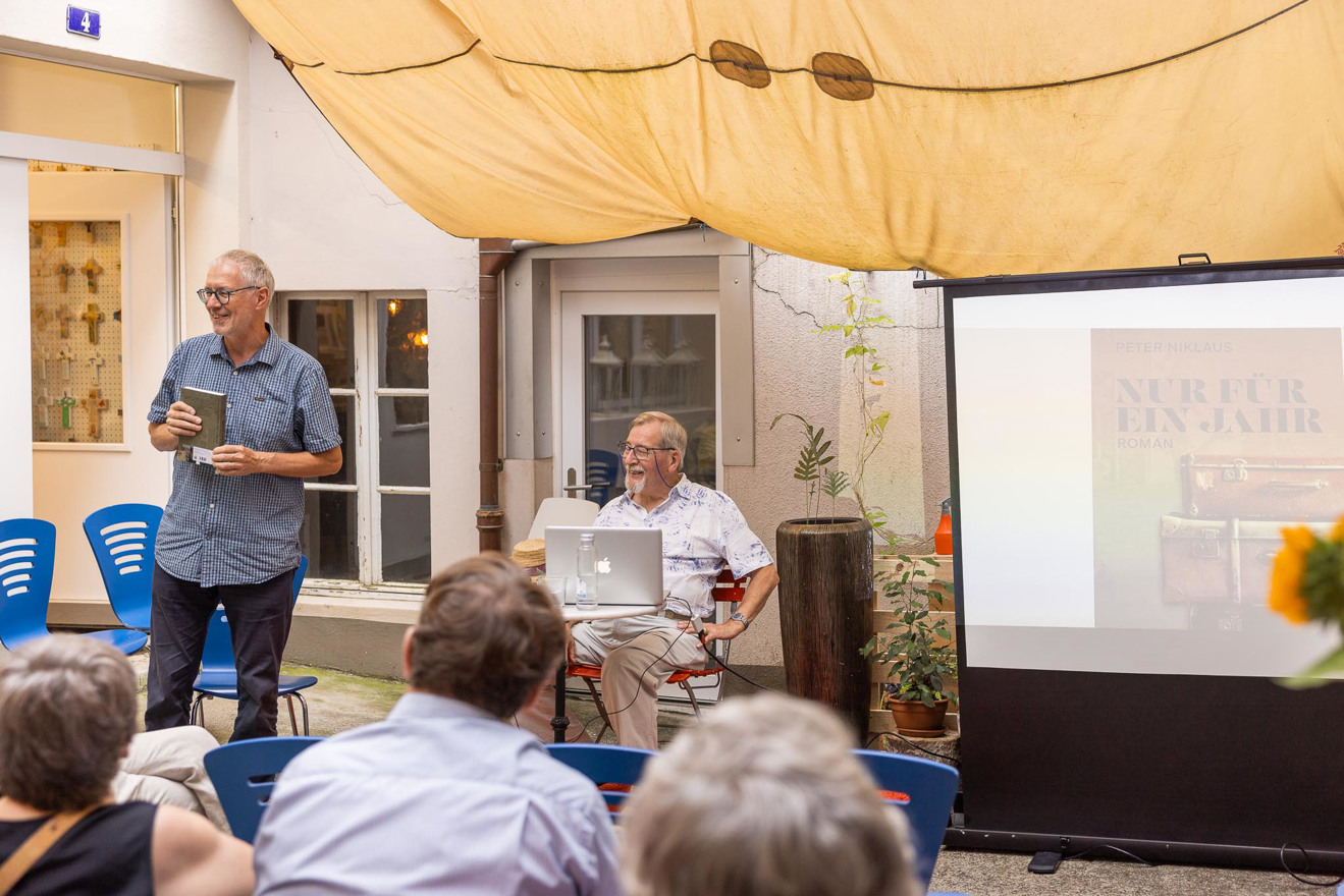 Peter Niklaus und Christian Meyer in der Buchhandlung Klosterplatz